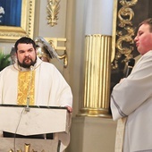 W dialogu o Biblii (od lewej): ks. Wojciech Lach i ks. Marcin Stopka.