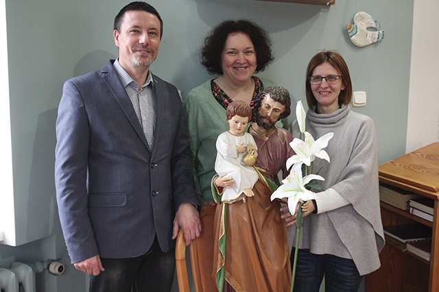 	Opiekunowie z ul. Grzybowej – Marek Koch, Agnieszka Pilarczyk i Ewelina Kowalska  – ze swoim patronem.