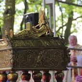 	Podczas uroczystości oddawana jest cześć relikwiom patrona.