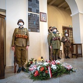 Wartę honorową pod tablicą wystawili członkowie Stowarzyszenia Tradycji 26. Skierniewickiej Dywizji Piechoty oraz Muzealnej Grupy Historycznej im. II bat. 18 Pułku Piechoty z Sochaczewa.