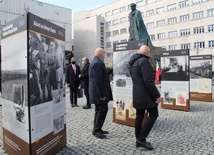 Katowice. Kwiaty pod pomnikiem Wojciecha Korfantego. Prezentacja wystawy "Powstania Śląskie 1919-1921"