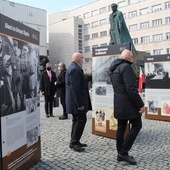 Katowice. Kwiaty pod pomnikiem Wojciecha Korfantego. Prezentacja wystawy "Powstania Śląskie 1919-1921"