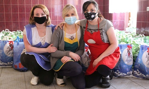 Katarzyna Kastner, Alicja Czepiel i Katarzyna Krawczyk, jeszcze w swoich fartuszkach. Od 20 kwietnia gotują już w jednakowych, podarowanych im przez Caritas.