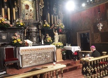 Bp Marek Solarczyk w kaplicy Cudownego Obrazu zawierzył maturzystów Matce Bożej.