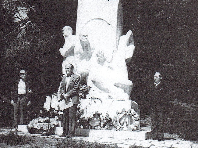 Pomnik ku czci Eliezera Gellera został odsłonięty w kibucu Ma'ale ha-Chamisz w Izraelu. Z prawej Aron Chmielnicki.