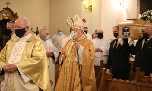 Pierwszej Mszy św. po wprowadzeniu trumny przewodniczył bp Piotr Greger.