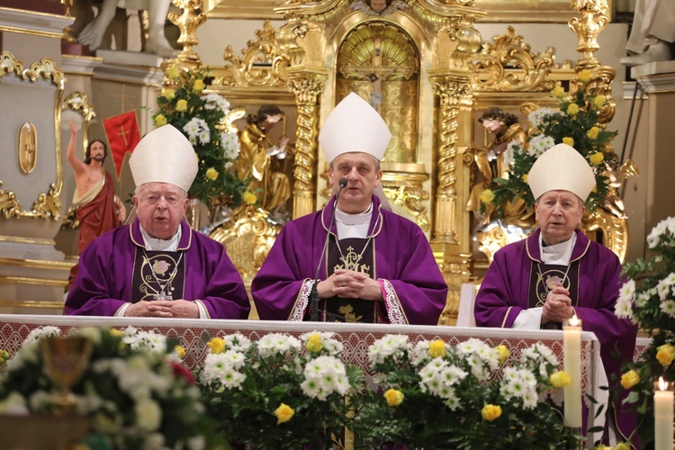 Pogrzebowej Eucharystii przewodniczył bp Roman Pindel, a przy oltarzu stanęli również: bp Kazimierz Górny i bp Jan Zając.
