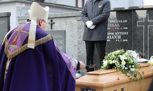 Trumnę złożono w grobowcu kapłanów na cmentarzu w Białej.
