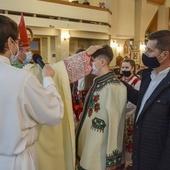 Młodzi ubrali stroje regionalne na bierzmowanie.