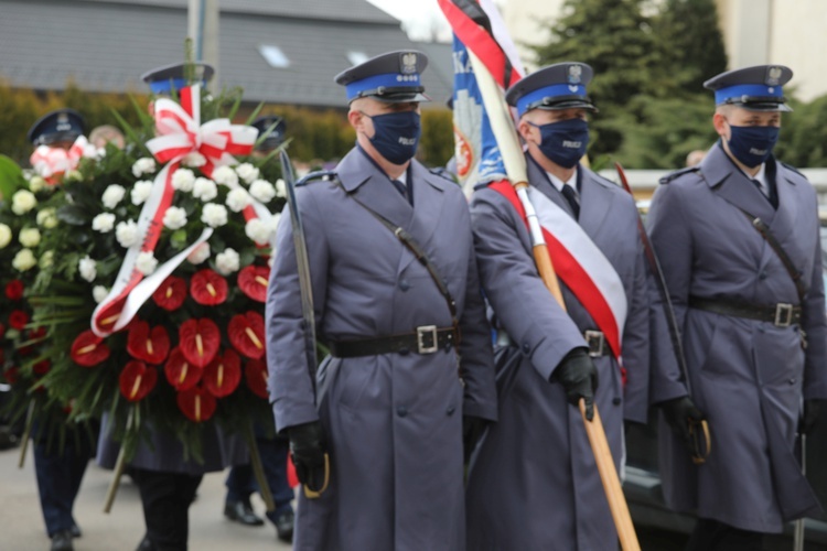 Honory swemu kapelanowi oddali przedstawiciele małopolskiej policji.