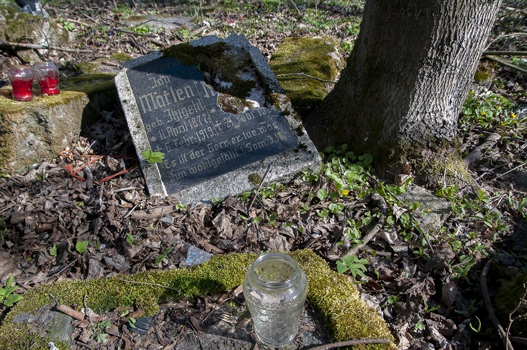 Porządki na cmentarzu w Kowańczu