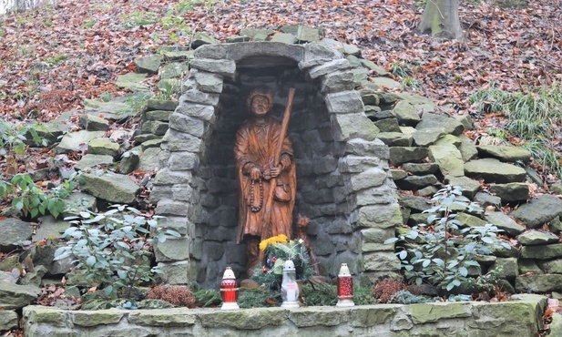 Figura św. Wendelina w grocie przy rudzickiej kaplicy.