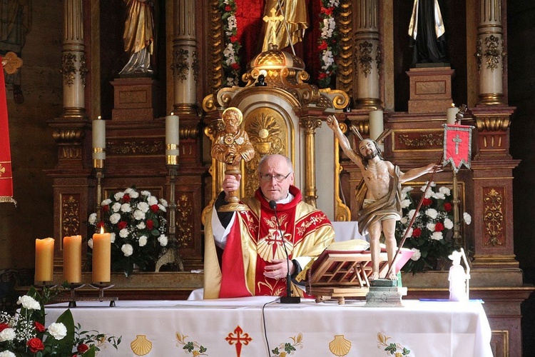 Ks dr Andrzej Mojżeszko pobłogosławił wszystkich relikwiami w Jakuba.