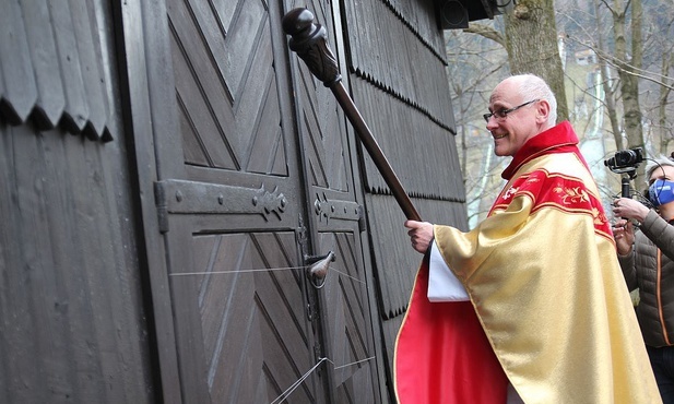 Uderzeniem laską jakubową w drzwi sanktuarium św. Jakuba w Szczyrku, ks. dr Andrzej Mojżeszko zainaugurował tu obchody Roku św. Jakuba.