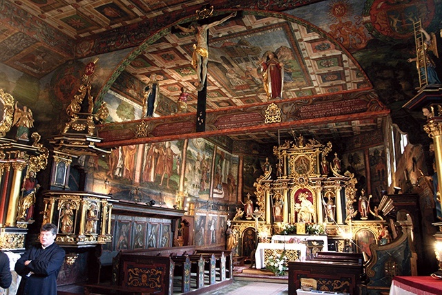 ▲	Świątynia należała niegdyś do obszaru Górnych Węgier. Dlatego na jej drewnianych ścianach widać do dziś wizerunki węgierskich świętych.