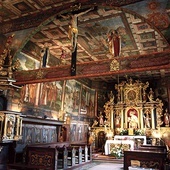 ▲	Świątynia należała niegdyś do obszaru Górnych Węgier. Dlatego na jej drewnianych ścianach widać do dziś wizerunki węgierskich świętych.