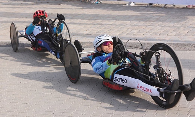 Osoby z niepełnosprawnościami także podejmują wyzwania związane z fizyczną aktywnością. Na zdjęciu uczestnicy wrocławskiego maratonu w 2018 r.