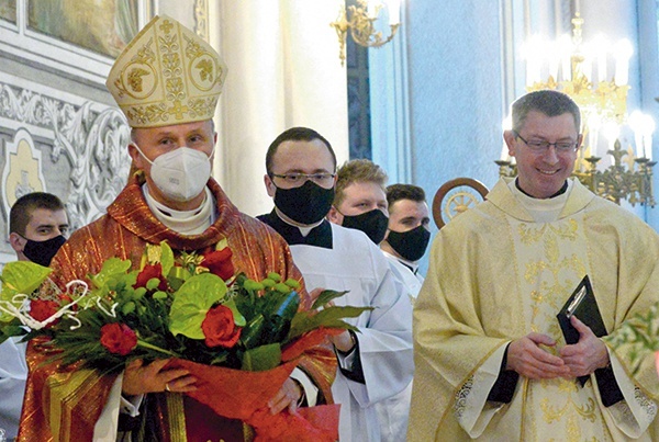 ▲	W imieniu kapłanów diecezji życzenia złożył  sks. Dariusz Konieczny  (z prawej).