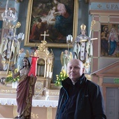 ▲	Proboszcz ks. Adam Kaszuba przed prezbiterium i ołtarzem głównym z obrazem Matki Bożej z Dzieciątkiem Jezus. 