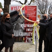 Otwarcie wystawy "Wyszyńskiego i Wojtyły gramatyka życia" w Trzebnicy