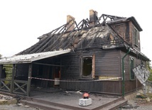 Zniszczona pożarem plebania w Majdowie.