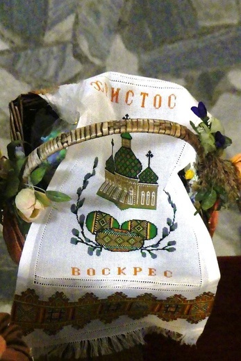 Uczestnicy wielkanocnej liturgii przynieśli ze sobą taże koszyki ze świątecznymi pokarmami.