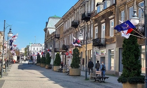 Na ulicach Radomia pojawiły się flagi państwowe, flagi Unii Europejskiej oraz flagi Miasta Radomia.