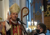 Transmisje Mszy św. celebrowanych przez bp. Marka Solarczyka przeprowadzi Radio Plus Radom.