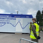 Mobilny punkt szczepień w Chorzowskim Parku.