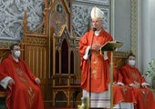 Z ordynariuszem radomskim Eucharystię celebrowali księża pracujący w katedrze oraz ks. Wojciech Wojtyła (z lewej), diecezjalny duszpasterz nauczycieli i wychowawców, pracownik Wydziału Katechetycznego kurii.