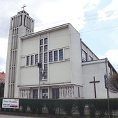Kościół zlokalizowany jest przy ul. ks. Konrada Szwedy – to hołd dla proboszcza, który narażając się komunistom, ukończył wznoszenie świątyni.
