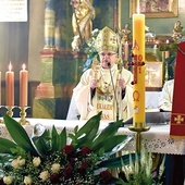 Biskup pobłogosławił zebranych relikwiarzem.