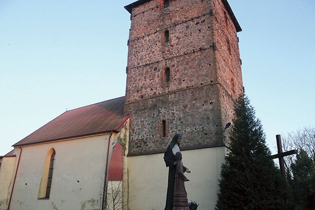 	 W 2020 roku w pobliżu kościoła stanął pomnik patronki. 