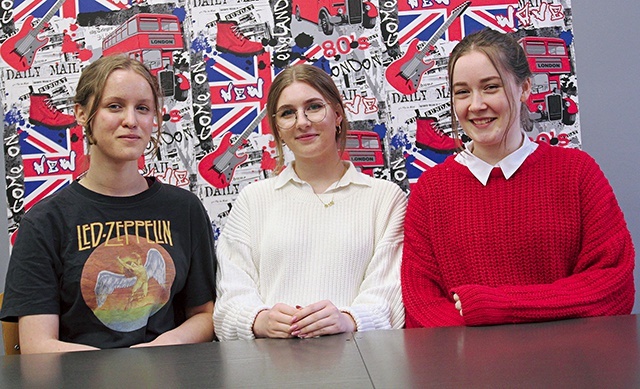Licealistki z KLO, od lewej: Ania Targosz, Julia Heller  i Zosia Gołembiewska.