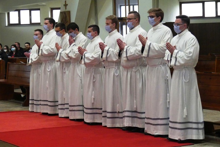 Dziewięciu nowych diakonów podczas uroczystości święceń w Aleksandrowicach.