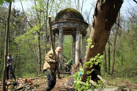 Miłośnicy i przyjaciele Śląskiego Kopciuszka sprzątali park pałacowy w Kopicach