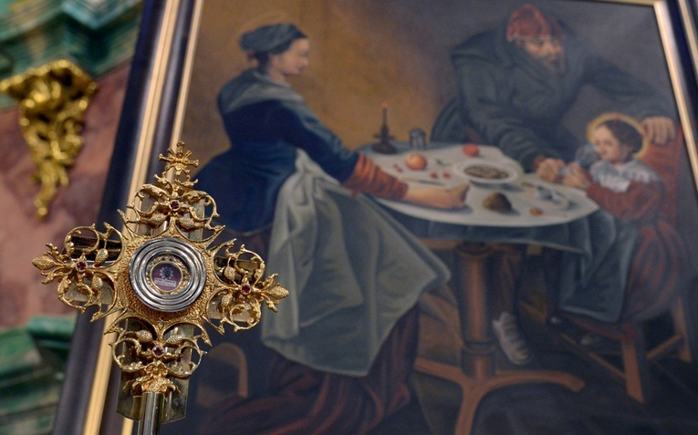 Peregrynacji towarzyszą: kopia obrazu Matki Bożej Świętorodzinnej ze Studzianny oraz relikwie św. Joanny Beretty-Molli i świętych Zelii i Ludwika Martinów. 