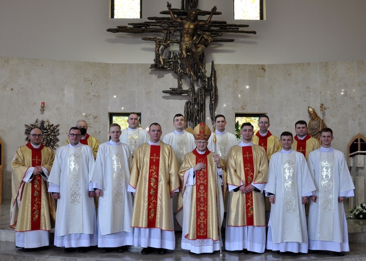 Bp Paweł Stobrawa wyświęcił w Opolu dziewięciu diakonów
