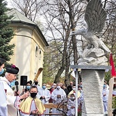 Pomnik patriotyczny poświęcił ks. prał. Stanisław Czernik.