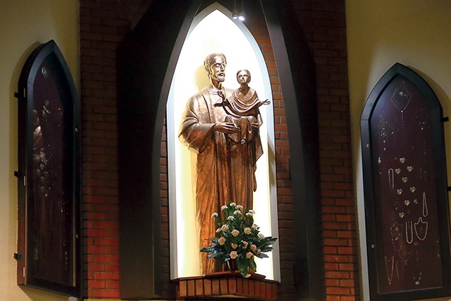 Figura świętego w ołtarzu głównym słupskiego sanktuarium.
