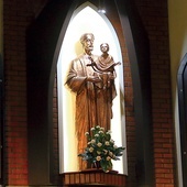 Figura świętego w ołtarzu głównym słupskiego sanktuarium.