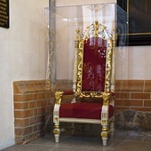 Mebel używany przez Ojca Świętego w świątyni w Koszalinie – ekspozycja jubileuszowa.