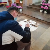 W Suserzu podczas Mszy św. 37 panów poddało się prowadzeniu opiekuna Świętej Rodziny.