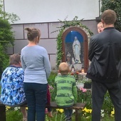 Rodzina pana Józefa i Joanny przed domową kapliczką w Piekiełku.