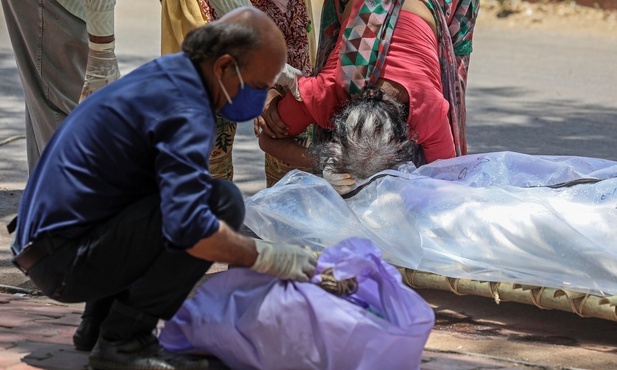 Z Gangesu wyłowiono dziesiątki martwych ciał płynących w dół rzeki