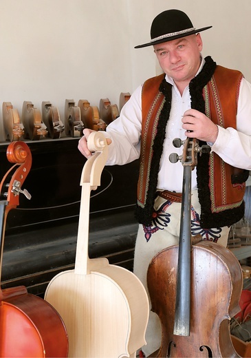 Andrzej Kalata robi instrumenty smyczkowe dla muzyków z całego świata.