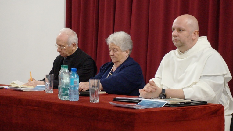 Prelegentami sympozjum byli: Anna Rastawicka, o. Wojciech Dec i bp Andrzej F. Dziuba.