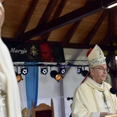 Abp Stanisław Gądecki w czasie głoszenia homilii w polanickim sanktuarium.