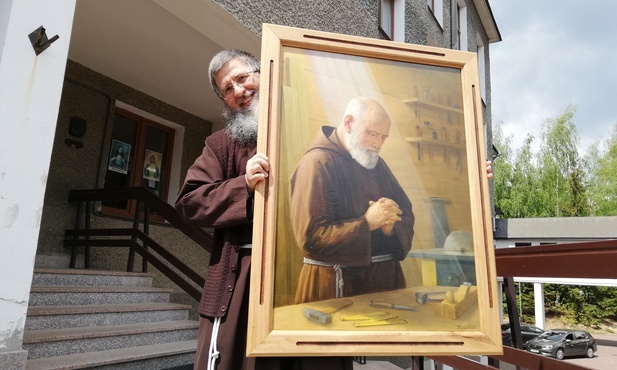 O. Andrzej Derdziuk pokazuje portret br. Kaliksta.