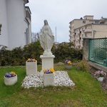 30. Gdynia-Grabówek, figura Matki Bożej przy domu parafialnym